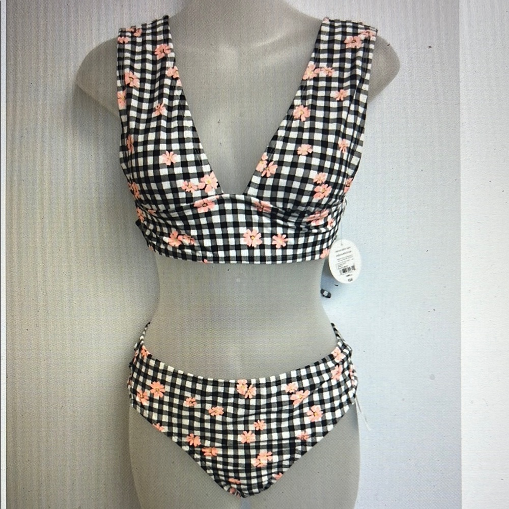 Women’s Decree Black/White plaid floral 2 PC swimsuit size Small. Very Cute NWT